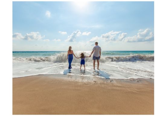 kinder am strand nach urlaub